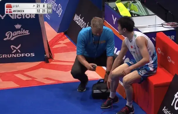 右脚踝伤病, 李诗沣就去 右脚踝伤病, 李诗沣就去